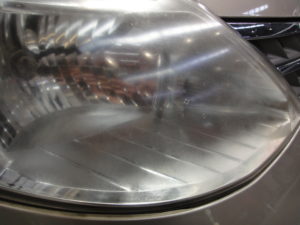 Before headlight polish_Nissan Tiida